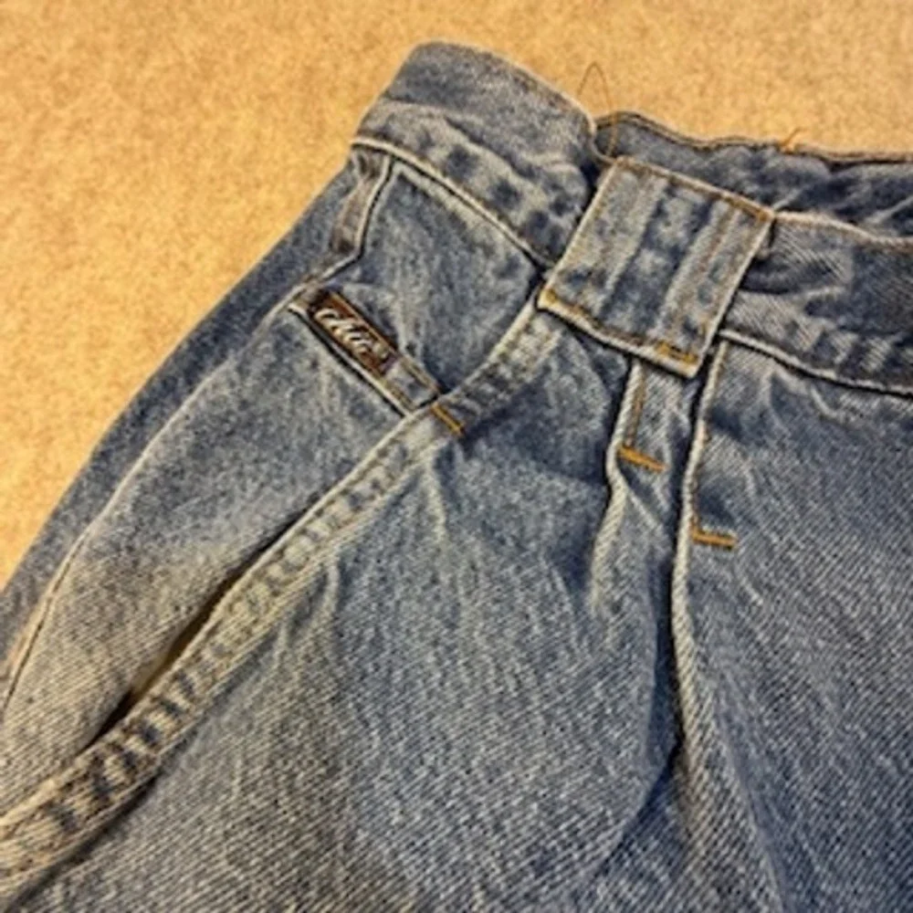 Vintage Chic High Waist Pleated Mom Jeans Medium Wash Tapered Leg Made in USA 10
